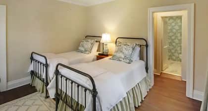 Relaxing One-Bedroom Retreat Close to Everything-Stay at the YWCA- Two Twin Beds