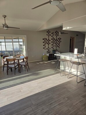 Outdoor dining - Beautiful Mid Century Modern 2/2 with resort style backyard in Sun City West (Sun City West)