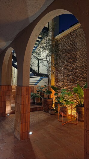An indoor space with arched ceilings, a brick wall, and potted plants. - Loft Chic 2 Niveles Red Descanso Rooftop Catedral Santuario Panteon Belen S3 (Guadalajara)