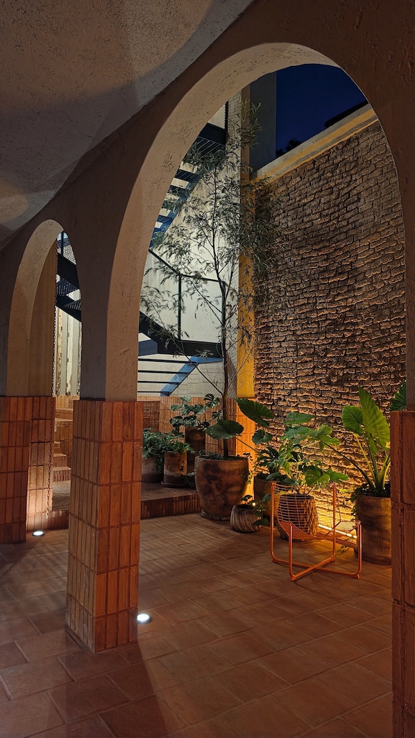 An indoor space with arched ceilings, a brick wall, and potted plants. - Loft Chic 2 Niveles Red Descanso Rooftop Grill Catedral Santuario S3 (Guadalajara)