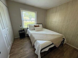 3 chambres, fer et planche à repasser, Wi-Fi, draps fournis