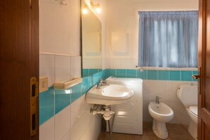 Dusche, Haartrockner, Bidet, Handtücher