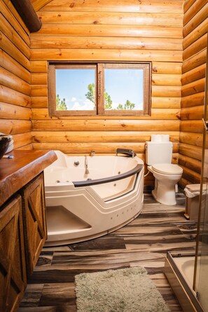 A log cabin bathroom with a bathtub, toilet, and a window. - Luxurious Cabin Retreat in Las Jarabacoa With Private Pool, EL Reloj SE Detuvo (Jarabacoa)