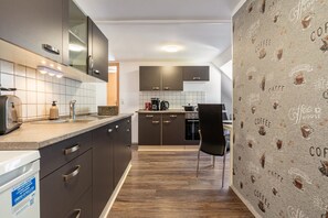Wasserkocher mit Kaffee-/Teezubehör, Kühlschrank, Mikrowelle, Ofen