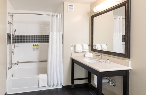 Accessible Studio Suite w/ Free Hot Breakfast