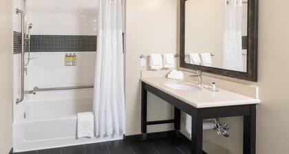 Accessible Studio Suite w/ Free Hot Breakfast