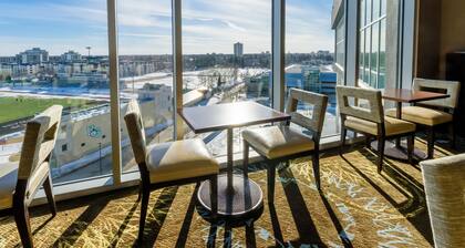 Spacious Suite w/ Free Breakfast & Local Shuttle