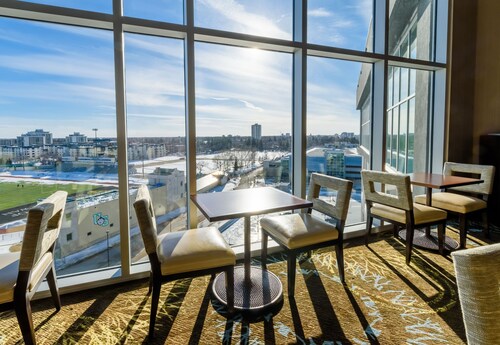 Large Suite w/ Free Hot Breakfast + Local Shuttle