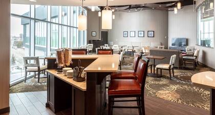 Large Suite w/ Free Hot Breakfast + Local Shuttle