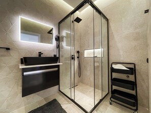 Biệt thự Cao cấp, quang cảnh hồ bơi | Phòng tắm | Dép đi trong nhà 