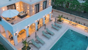 Luxe villa, uitzicht op zwembad | Buiten dineren | Ze serveren er ontbijt, lunch en diner