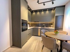 Deluxe Apartment, Balcony, Pool View | Dapur peribadi