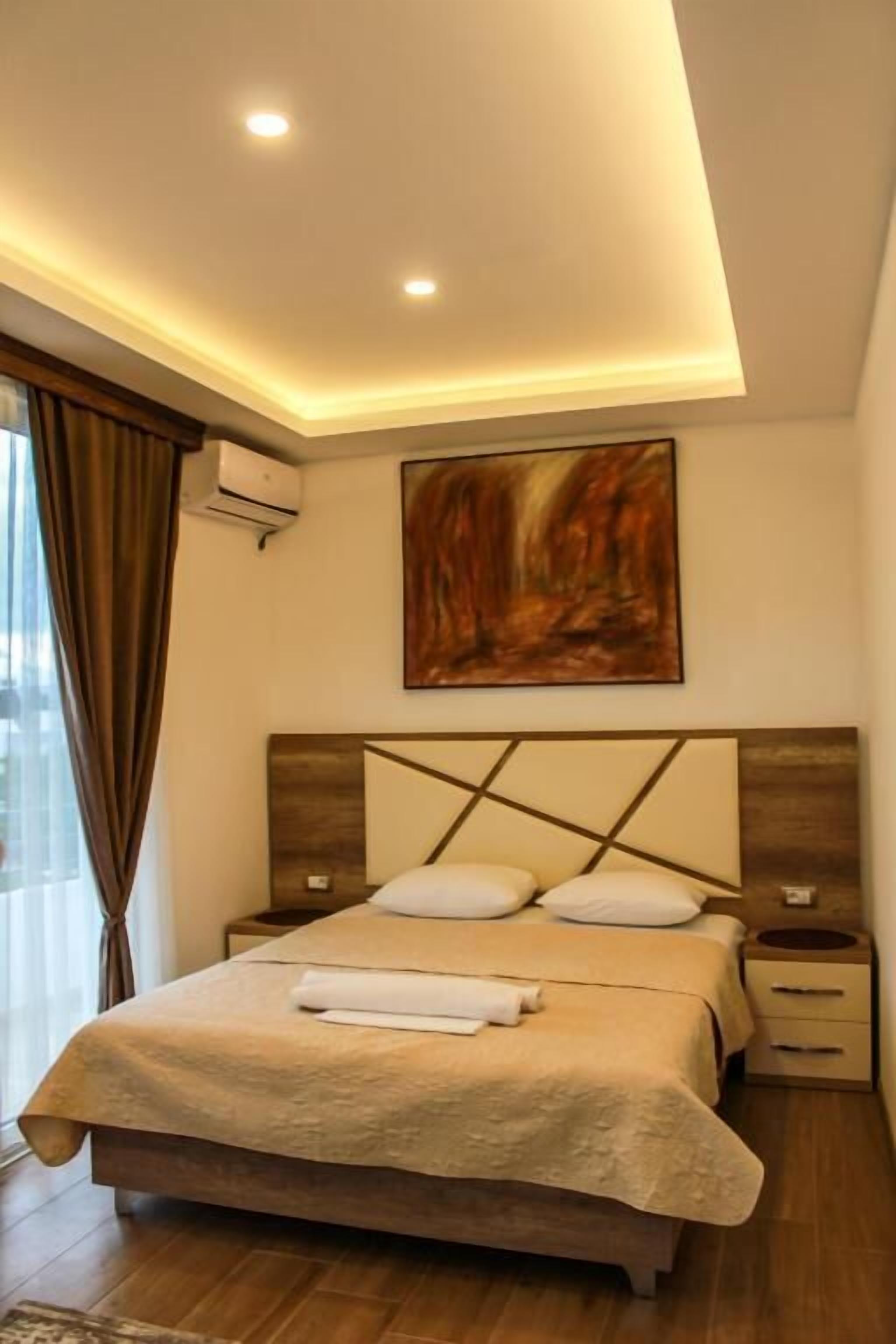 Studio tiện nghi đơn giản, ban công, quang cảnh núi | Phòng cách âm, truy cập Internet không dây miễn phí 