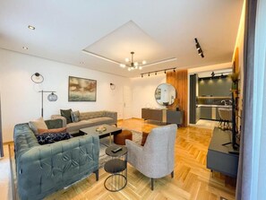 Deluxe Apartment, Balcony, Pool View | Ruang tamu