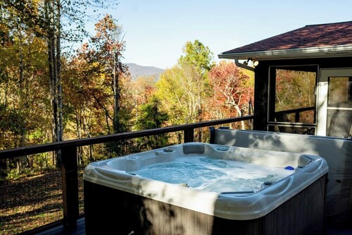 Waterfall Farm - Sleeps 16 - Hot Tub, Fire Pit, Barn - 20 min to Asheville