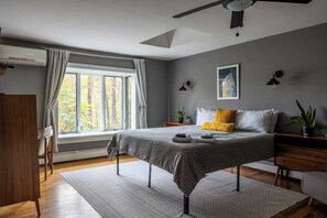 5 quartos, escrivaninha, ferros/tábuas de passar roupa, berço de viagem