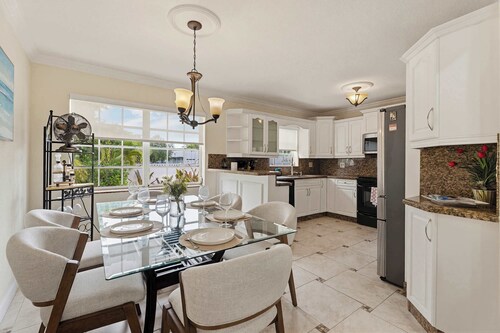 Cozy Retreat- Miami Springs Gem, Pool & Grill