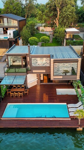 WTF lounge 4-bedroom house boat in Belgrade