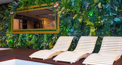 WTF lounge 4-bedroom house boat in Belgrade