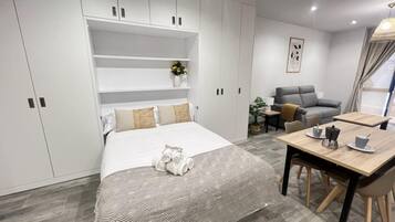 Iron/ironing board, internet, bed sheets