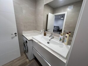 Hair dryer, towels - Manzanera Azul LIVING COLOURS (Logroño)