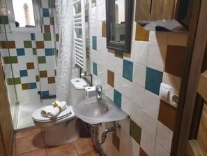 Shower, hair dryer, towels - EL RINCON DE FRIDA JUNTO A PORTALES (Logroño)