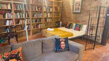 Iron/ironing board, internet, bed sheets