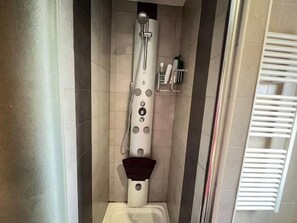 Shower, hair dryer, towels - ÁTICO PLAZA CATEDRAL (Logroño)