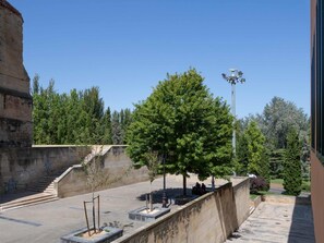 A courtyard with a staircase, a tree, and a lamppost. - DANIELAS´S LOVELY APARTMENT. Aire y wifi (Logroño)