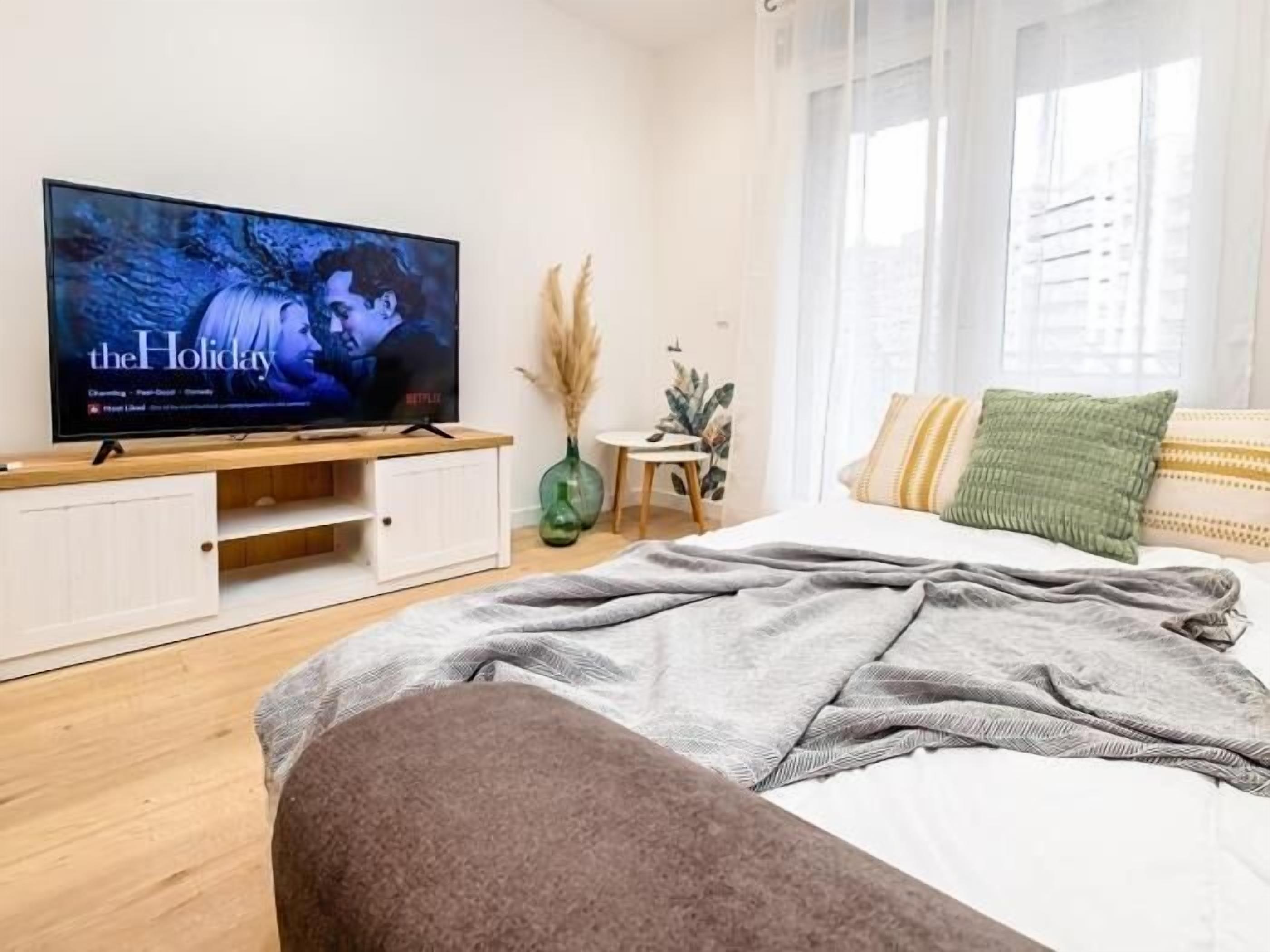 Iron/ironing board, internet, bed sheets