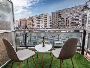Outdoor dining - Garden Gran Via Luxury (Logroño)