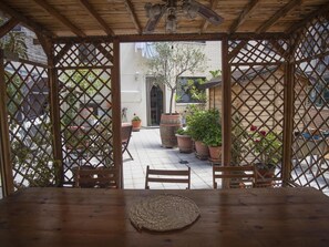 Outdoor dining - Un Jardin en la Ciudad by El Rincon (Logroño)