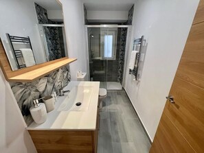 Shower, hair dryer, towels - Close To Gran Via by El Rincon (Logroño)