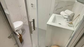 Ducha, secador de pelo, toallas