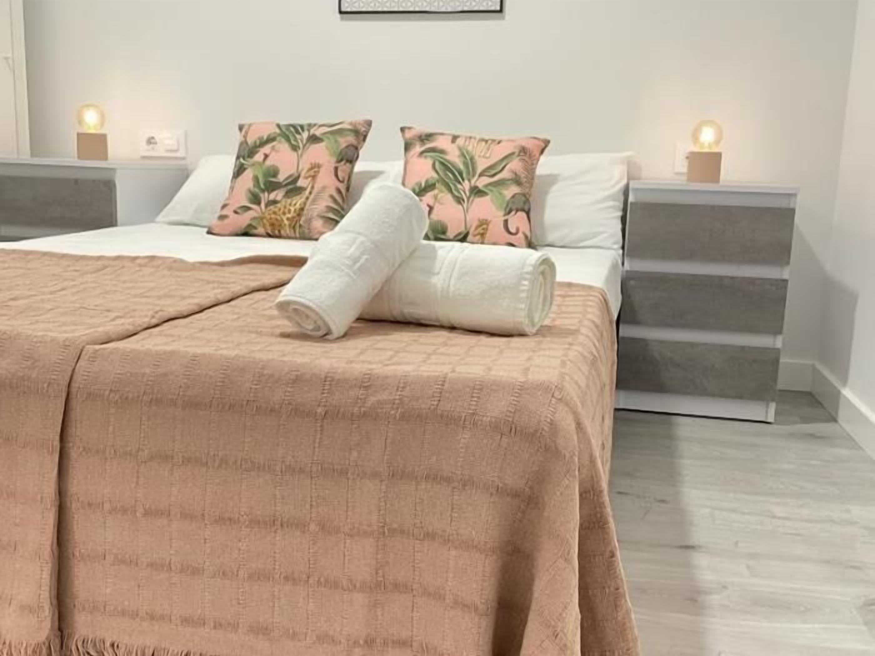 Tabla de planchar con plancha, acceso a internet y ropa de cama 