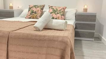 Tabla de planchar con plancha, acceso a internet y ropa de cama