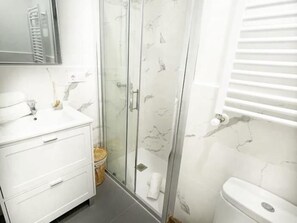 Shower, hair dryer, towels - Apartment La Paz, new, wifi & confort by El Rincon (Logroño)