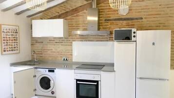 Frigorífico, microondas, horno y cafetera o tetera