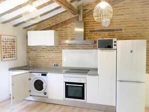 Fridge, microwave, oven, coffee/tea maker - Loft Laurel acogedor (Logroño)