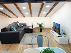 TV - El Rincón del Marqués by El Rincon (Logroño)