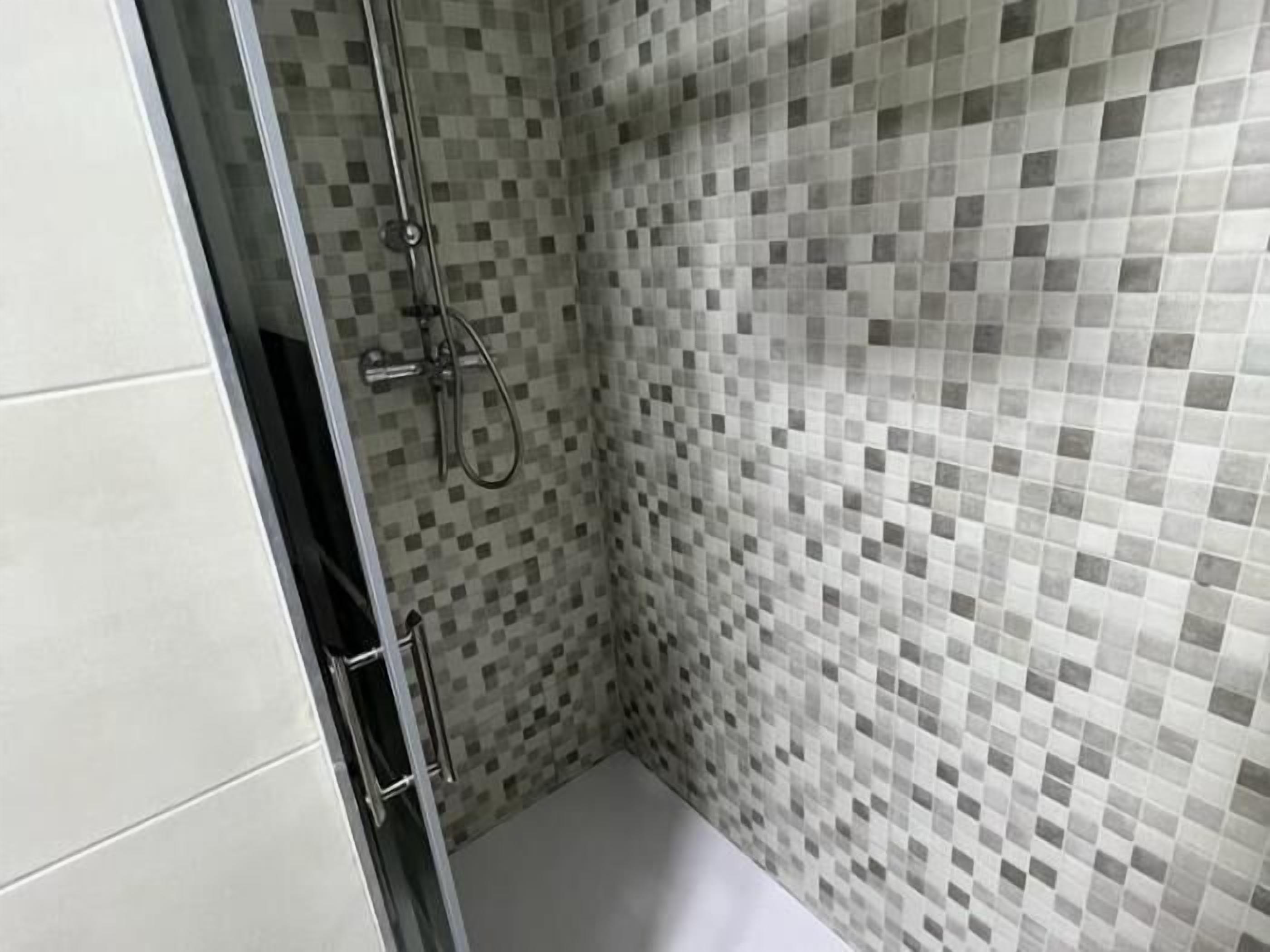 Ducha, secador de pelo y toallas
