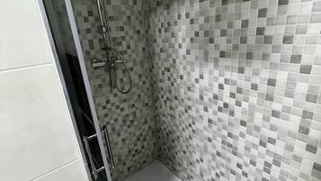 Ducha, secador de pelo y toallas