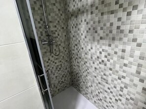 Shower, hair dryer, towels - El Rincón del Marqués by El Rincon (Logroño)