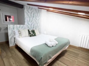 Internet, bed sheets - El Rincón del Marqués by El Rincon (Logroño)