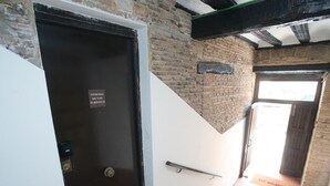 A staircase leading to a room with a sign indicating it is a tourist-use room. - RINCON DEL MARQUES ENTRESUELO (Logroño)