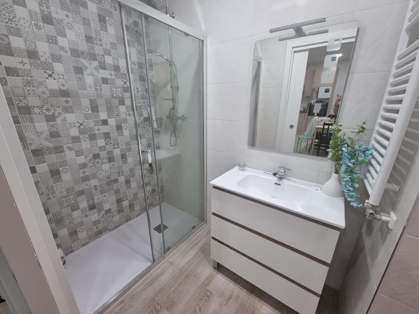 Douche, sèche-cheveux, serviettes fournies