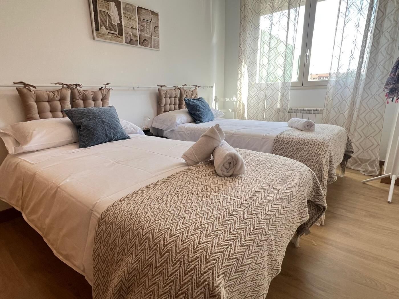 Tabla de planchar con plancha, acceso a internet y ropa de cama 
