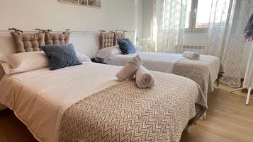 Tabla de planchar con plancha, acceso a internet y ropa de cama