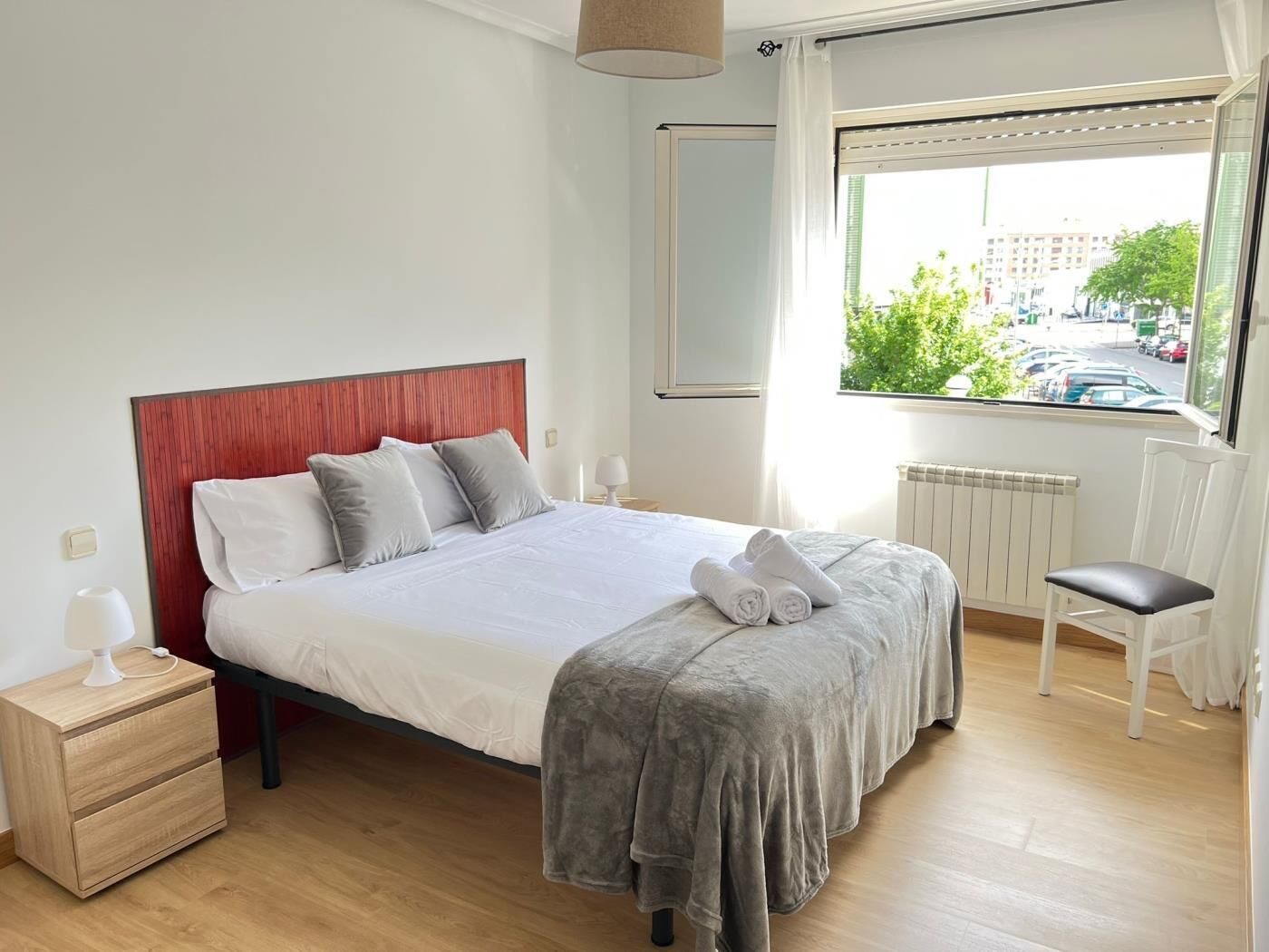 3 dormitorios, tabla de planchar con plancha, Internet y ropa de cama