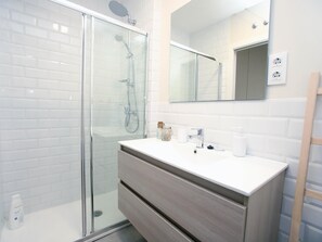 Shower, hair dryer, towels - EL RINCÓN DE LA MERCED I (Logroño)